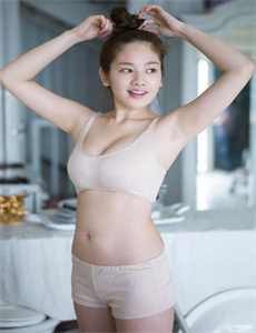 本乡奏多强吻-美女和男人亲热