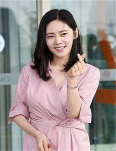 庭院里的女人